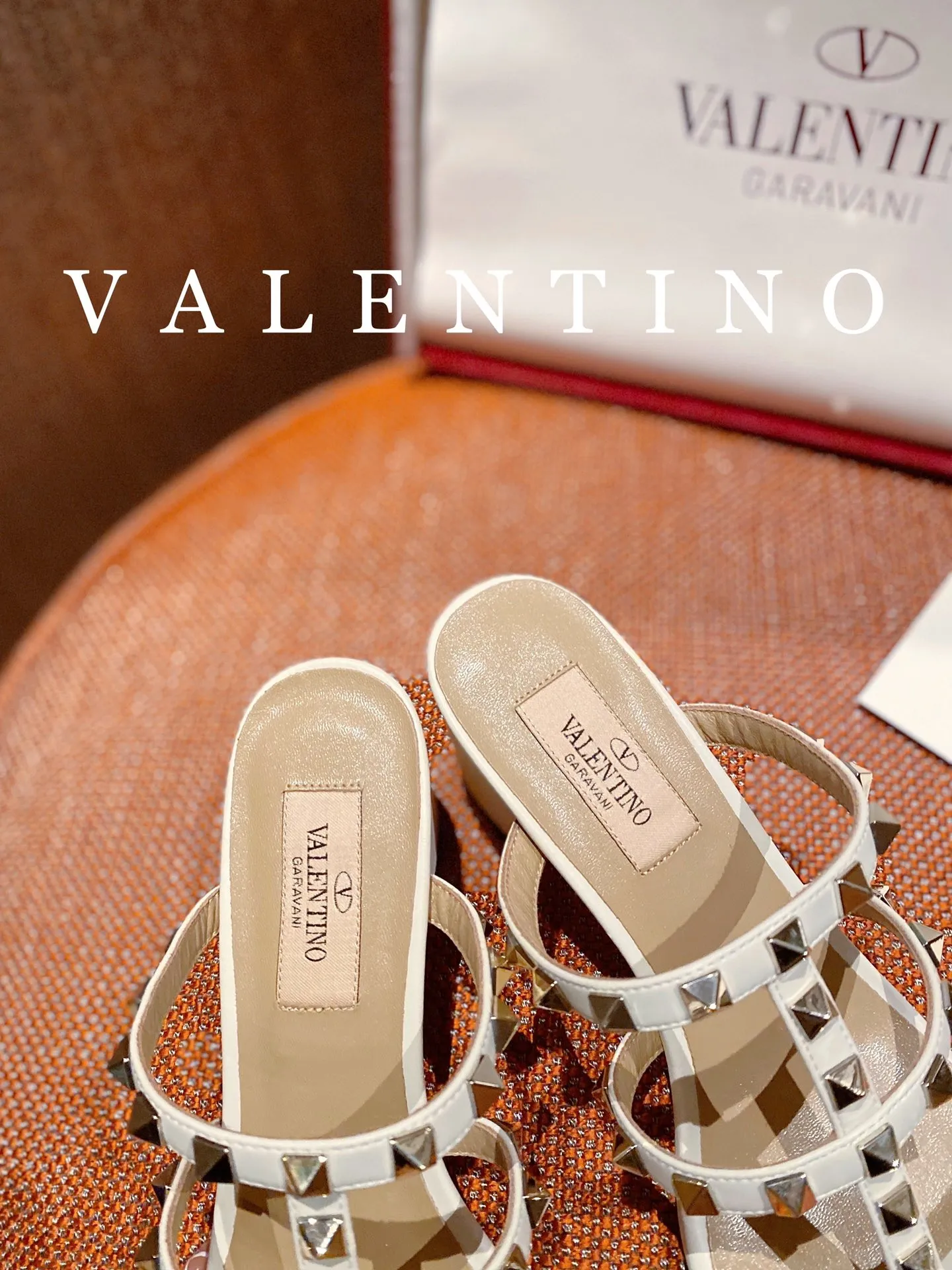 👟👟Ex-factory price 440👟👟 High-end quality 𝑉𝐴𝐿𝐸𝑁𝑇𝐼𝑁𝑂 Valentino ♡ͥ | Level🔍 The classic King flip flops are also so beautiful. The textured hardware brings out a full sense of luxury. After putting it on my feet, I was shocked that my feet looked slimmer! The new season lives up to expectations! Worth buying ★Imported cowhide is absolutely high-grade ❥Original method is absolutely sensual ❥Elegant style creates a different feeling🙈 Simple temperament style!  ♡ show bdetails ———————————— ⊿▸: Size｜35-40 (customized at 40.41.42) ⊿▸: Material｜Imported cowhide ⊿▸: Material | Padded sheepskin ���▸: Material | Italian🇮🇹 genuine leather outsole ⊿▸: Heel height｜6cm
